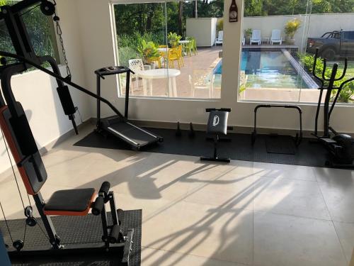 a room with a gym with a swimming pool at Casa na Praia de Santiago, próxima a Maresias! in São Sebastião