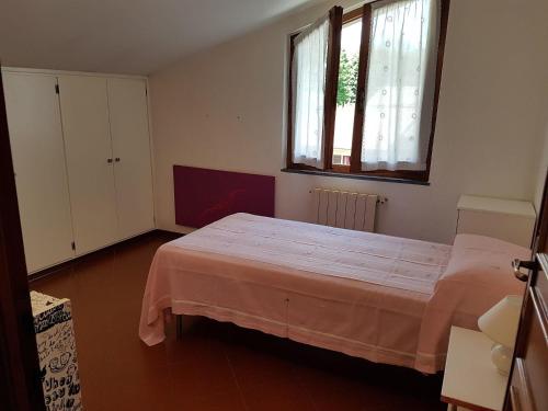 a bedroom with two beds and a window at Villa im bekannten Strandort Forte dei Marmi mit schönem Garten und ruhig gelegen in Forte dei Marmi