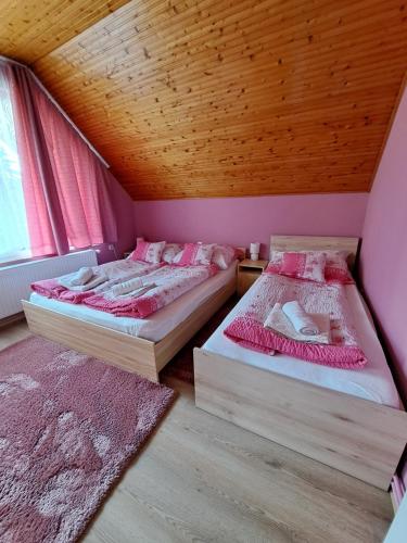 Ένα ή περισσότερα κρεβάτια σε δωμάτιο στο Jázmin Apartman Zalakaros