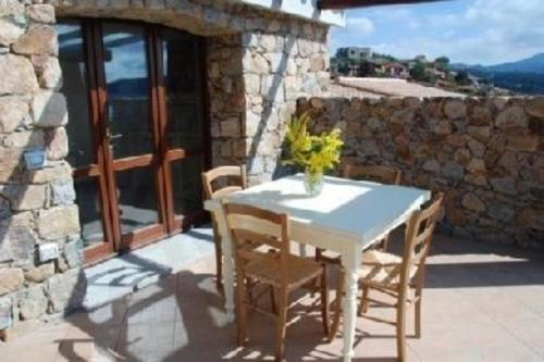 uma mesa branca e cadeiras num pátio em Ferienhaus in Torre Dei Corsari mit Terrasse und Meerblick - b56406 em Torre dei Corsari
