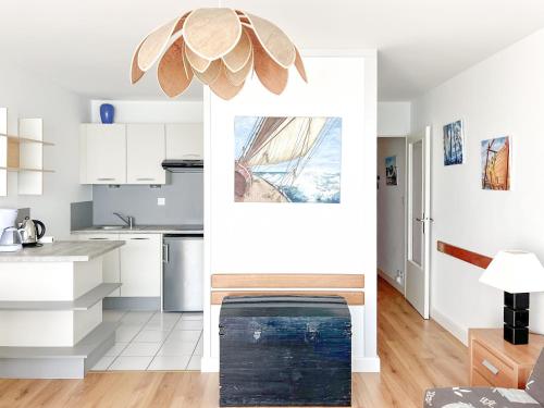 Kuchyňa alebo kuchynka v ubytovaní Joli appartement avec vue imprenable sur la baie des Sables - 4 pers