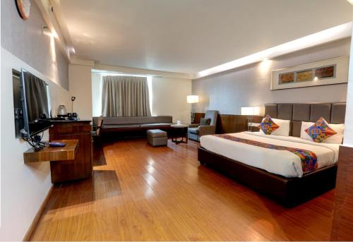 een hotelkamer met een bed en een woonkamer bij Hotel Care Holiday Banjara- a Luxury Collection Hotel- An Svm Hotel in Hyderabad