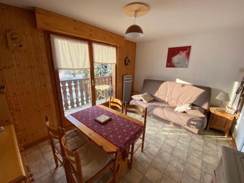 un salon avec une table et un canapé dans l'établissement Studio agréable près du centre de Châtel avec Multi Pass été 2024 à 3€/jour/personne ! - FR-1-693-59, à Châtel