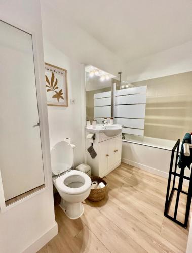 La salle de bains est pourvue de toilettes, d'un lavabo et d'une baignoire. dans l'établissement Chez lea, au Mans