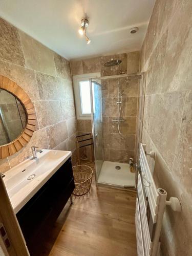 une salle de bain avec douche et lavabo dans l'établissement Maison de vacances, à Olonne-sur-Mer