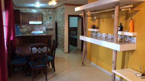 eine Küche mit einer Bar, einem Tisch und Stühlen in der Unterkunft Residencial espinal 2 in Punta Cana
