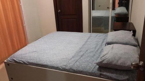 ein Bett mit blauer Decke in einem Schlafzimmer in der Unterkunft Residencial espinal 2 in Punta Cana