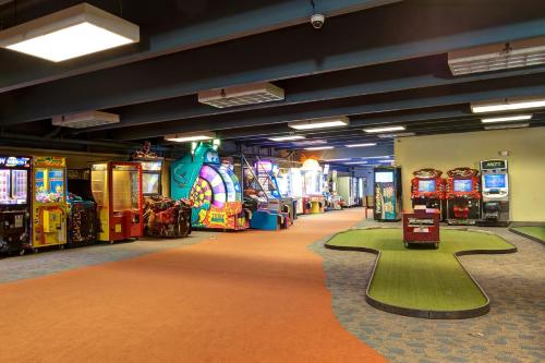 uma sala com muitos jogos de arcada e um tapete verde em Beaver Run Resort 4237 by Great Western Lodging em Breckenridge
