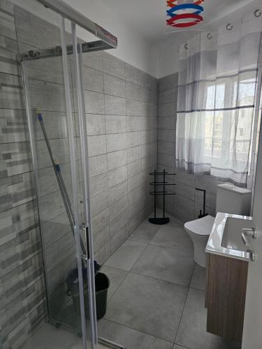 y baño con ducha, aseo y lavamanos. en One bedroom apartment Msida, en Msida