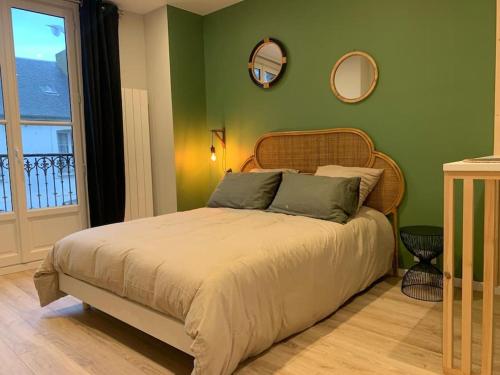 Schlafzimmer mit einem Bett mit zwei Spiegeln an der Wand in der Unterkunft Chez Micheline (grande rue) in Dieppe