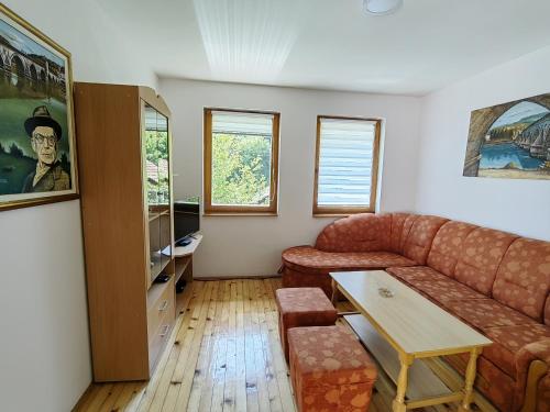 sala de estar con sofá y mesa en Dodir prirode en Višegrad
