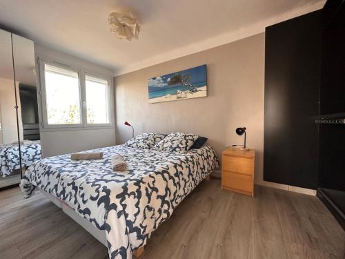 Postel nebo postele na pokoji v ubytování Appartement de l'oursinière 4/6 pers vue mer