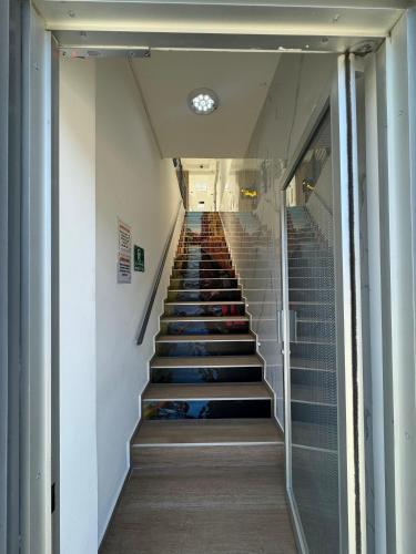 una escalera en un edificio con zapatos en las escaleras en Apartaestudios La capital en San José
