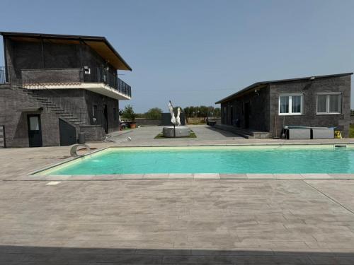 une piscine en face d'un bâtiment dans l'établissement Villa eden, à Agnone Bagni