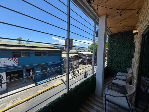 a balcony with a view of a train station at Apartaestudios La capital in San José