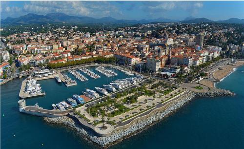 T2 neuf centre ville Saint Raphaël avec terrasse et parking gratuit, prés de la plage et commerces!