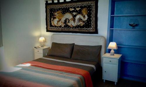 um quarto com uma cama com duas mesas de cabeceira e dois candeeiros em Swanlake Villa em Meina