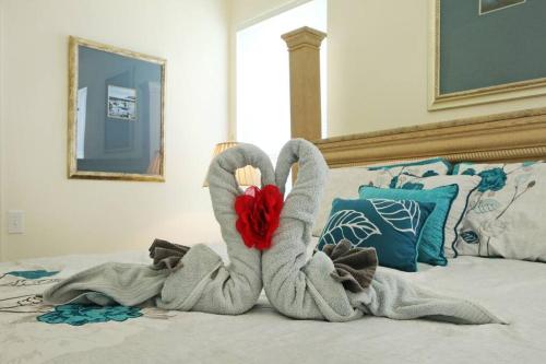 un animal de toallas sentado en la parte superior de una cama en Luxury 4bd Villa at Windsor Palms Resort. en Kissimmee
