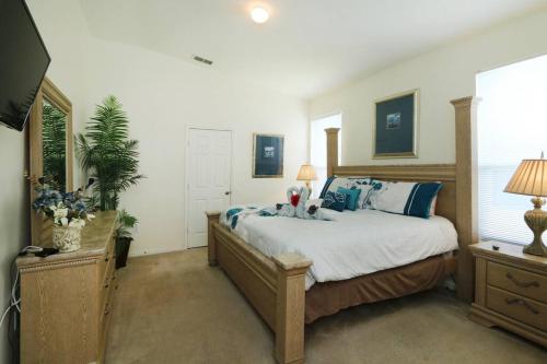 una camera da letto con un grande letto con cuscini blu di Luxury 4bd Villa at Windsor Palms Resort. a Kissimmee