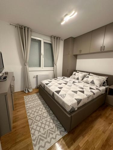 Ένα ή περισσότερα κρεβάτια σε δωμάτιο στο Apartman Royal 021