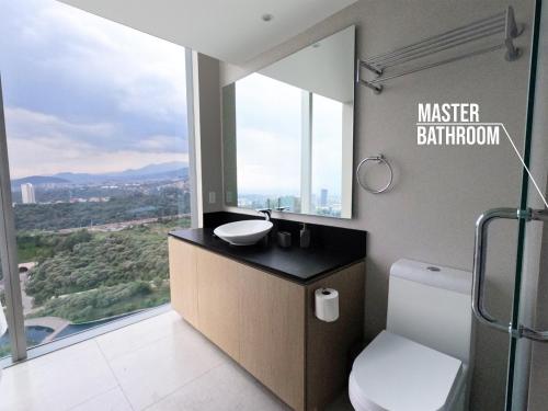 Et badeværelse på Luxury Condo Paradox Santa Fe By Bamboo Skylife