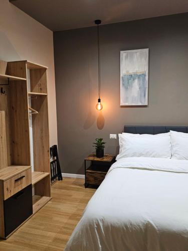 een slaapkamer met een groot wit bed en een bureau bij Santrid Suites in Catania
