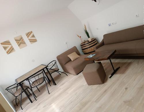 ein Wohnzimmer mit einem Sofa und einem Tisch in der Unterkunft Sunčana Kuća in Krupanj