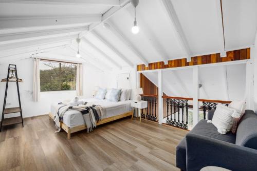 um quarto com uma cama e um sofá em Reconnect with nature at this unforgettable escape em Gold Coast