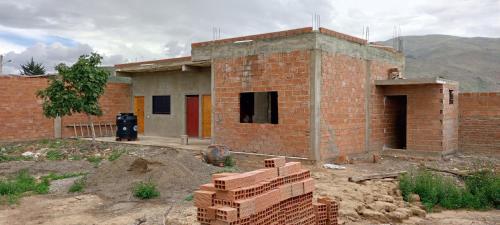 uma casa de tijolos em construção com tijolos em Casa de campo vidal em Cochabamba