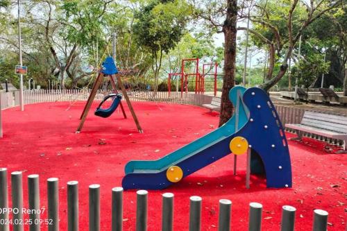 a playground with a slide on a red carpet at Apartamento Fontana in Bucaramanga