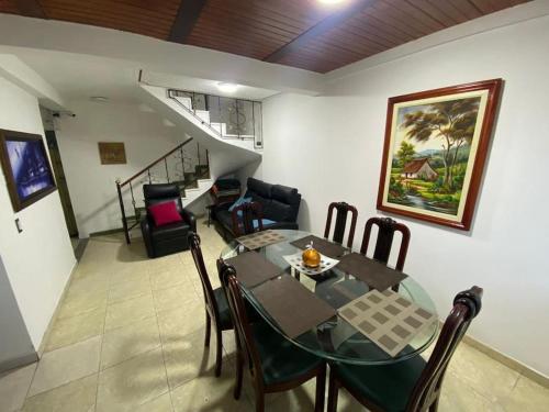 uma sala de jantar com mesa e cadeiras em Santamaria Lago Home em Bogotá