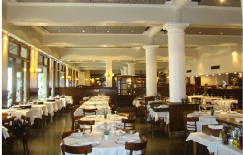 a dining room with white tables and chairs at Castelar Hotel Santa Fe in Santa Fe