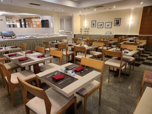 un comedor con mesas y sillas en un restaurante en Mirador Rio Copacabana Hotel, en Río de Janeiro