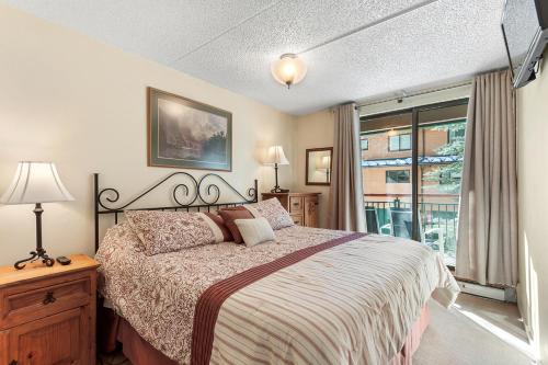 Un dormitorio con una cama grande y una ventana en Trails End 218 by Great Western Lodging en Breckenridge