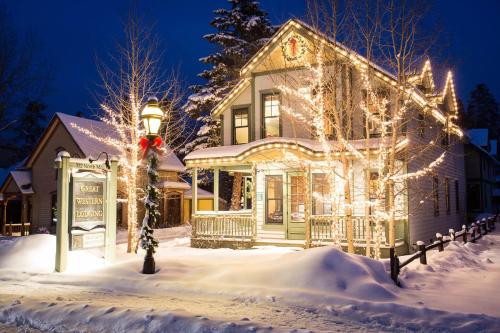 una casa cubierta de luces de Navidad en la nieve en Trails End 218 by Great Western Lodging en Breckenridge