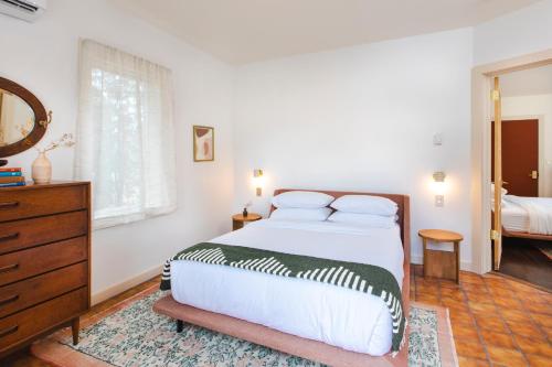 Postel nebo postele na pokoji v ubytování Eastwind Hotel Lake Placid