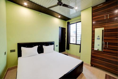 Posteľ alebo postele v izbe v ubytovaní OYO Bharat Mart Hotel Guest Inn