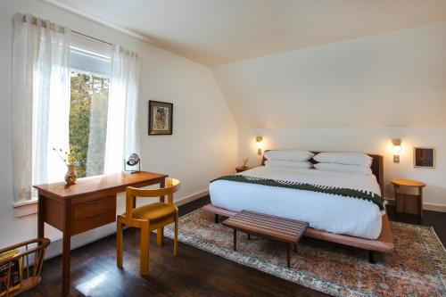 Postel nebo postele na pokoji v ubytování Eastwind Hotel Lake Placid