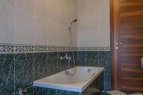 La salle de bains est pourvue d'une baignoire et d'une douche. dans l'établissement Agriturismo Pino Argentato, à Bussolengo