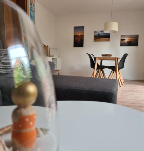 a living room with a couch and a table at Ferienwohnung STRANDGUT in Behrensdorf