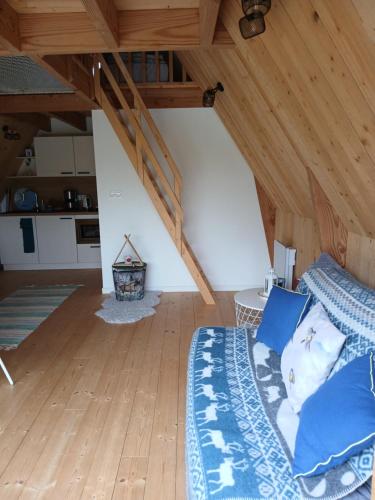 ein Wohnzimmer mit einem Bett und eine Küche in der Unterkunft Au Dolmen de Kerhus "Toppen" in Saint-Vougay