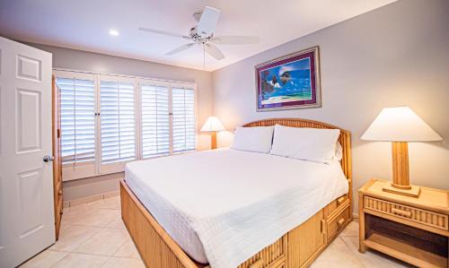 um quarto com uma cama e uma ventoinha de tecto em Seven Mile Beach Resort em West Bay
