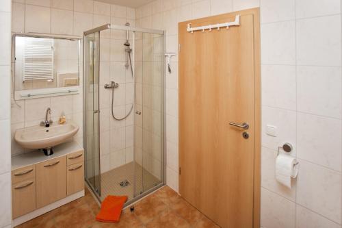 a bathroom with a shower and a sink at Ferienwohnung Auszeit am Kurpark in Bad Berka