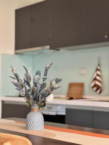 a vase of flowers on a table in a kitchen at Do Sui Homestay in Sanxing