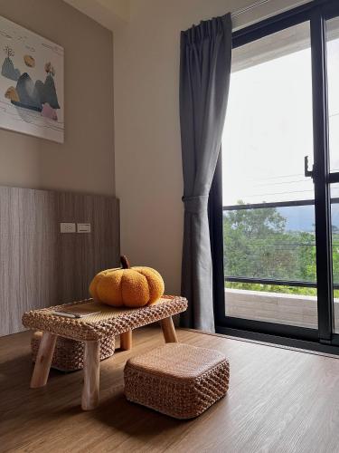 a room with a bench with a large window at Do Sui Homestay in Sanxing