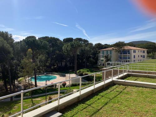 - une vue sur une maison et une piscine dans l'établissement Le p'tit mas, à Cavalaire-sur-Mer