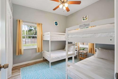 um quarto com 2 beliches e uma ventoinha de tecto em Renovated Spacious Outdoors - Perfect for Family em Saint Augustine
