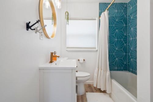 uma casa de banho com um lavatório, um WC e um chuveiro em Renovated Spacious Outdoors - Perfect for Family em Saint Augustine