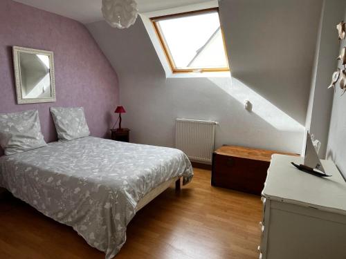 Habitación pequeña con cama y ventana en L'olivier du Cabellou, à 900 m des plages en Concarneau