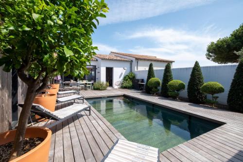 une piscine dans l'arrière-cour d'une maison dans l'établissement Maison neuve à deux pas de la plage, à Sainte-Marie de Ré